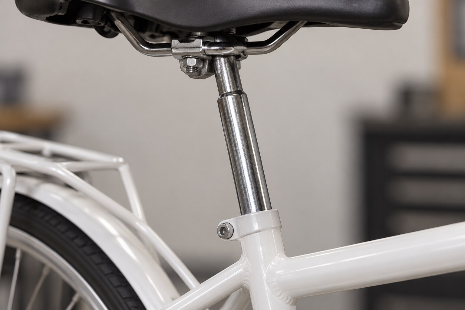 Caño porta silla REGAN montado en una bicicleta